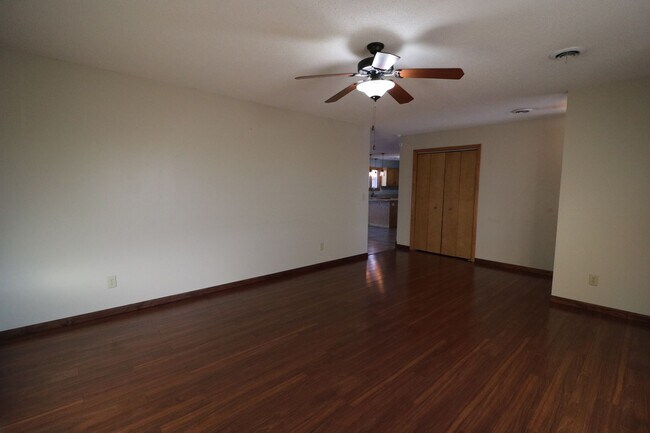 Foto del edificio - Beautiful 3 bedroom home just minutes from Manhattan and Fort Riley!