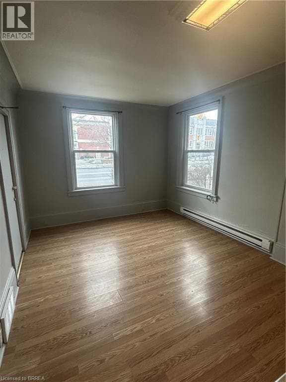 Photo du bâtiment - 113 Brant Ave