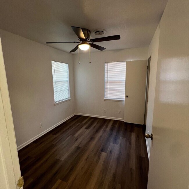 Foto del edificio - 3200 Zephyr Rd