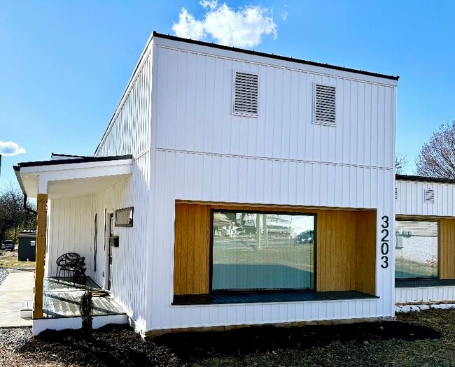 Building Photo - 3203 Memorial Ave