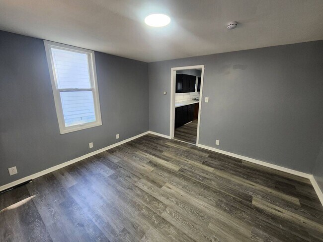 Building Photo - Charming 3-Bedroom Unit in Prime Location (SECTION 8 VOUCHERS ACCEPTED)