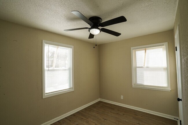 Foto del edificio - This beautifully updated 2-bedroom, 1-bath single-family home is ready for move-in!