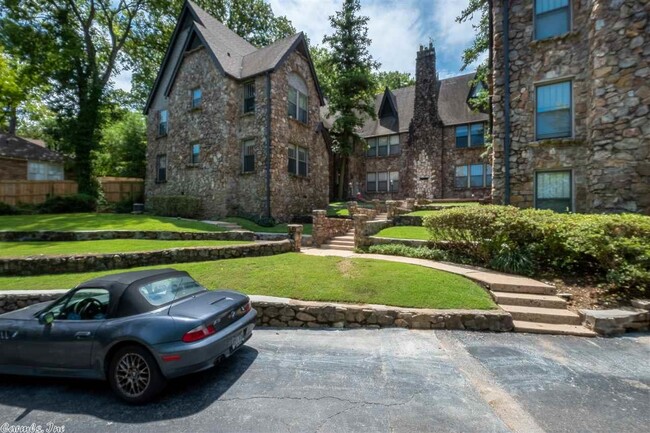 Building Photo - 3923 Oakwood Rd