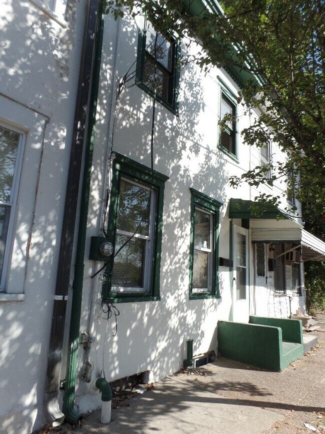 Foto del edificio - 2 Bedroom House w/ washer and dryer hook up