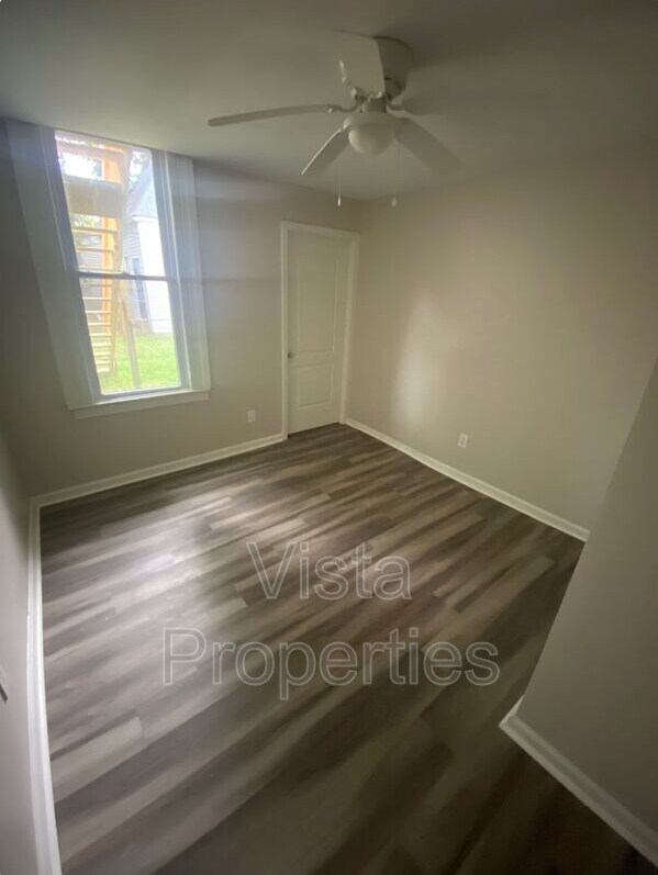 Foto del edificio - 2405 W Broadway