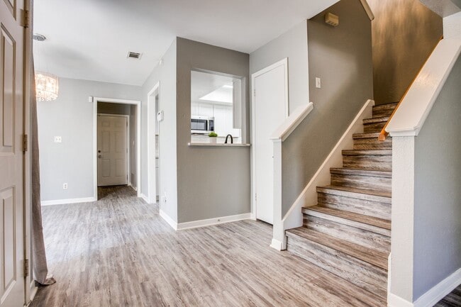 Building Photo - Gorgeous Upgraded 3 Bedroom 2.5 Bath with 2 car garage on Quiet Cul-De-Sac ---Eanes ISD!!