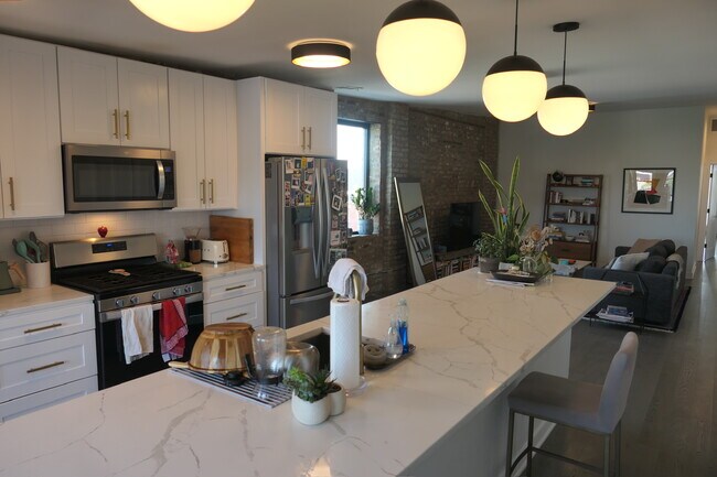 Foto del edificio - 1371 N Milwaukee Ave