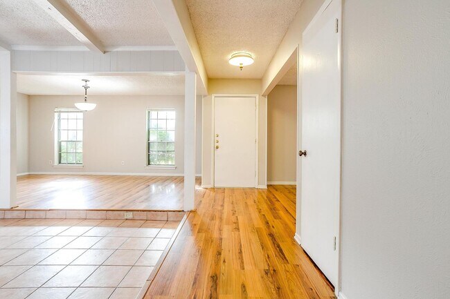 Building Photo - One Side of Duplex SW Fort Worth- 3 Bed, 2...