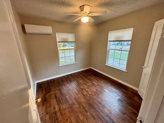Bedroom 1: 9' 7" x 9' 8" - 315 Ritchey St
