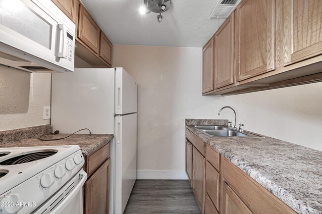 Building Photo - 3141 E Cypress St
