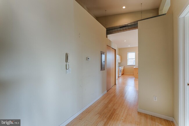 Building Photo - 700 N 3rd St