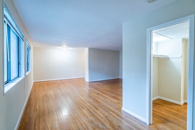 Foto del edificio - Rare Large Efficiency (552 Sq Ft) Close To...