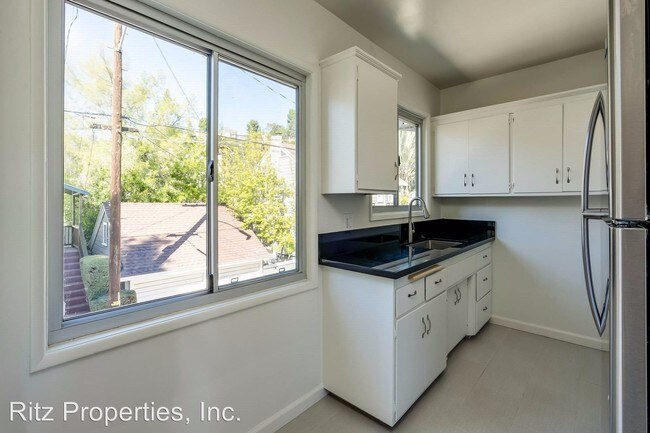 Building Photo - 2330 N Beachwood Dr