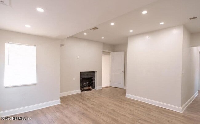Building Photo - 846 Baker Ave