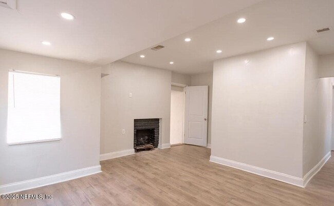 Foto del edificio - 846 Baker Ave