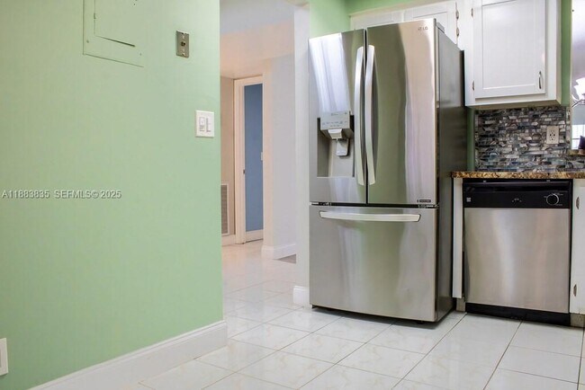 Foto del edificio - 7561 NW 1st St