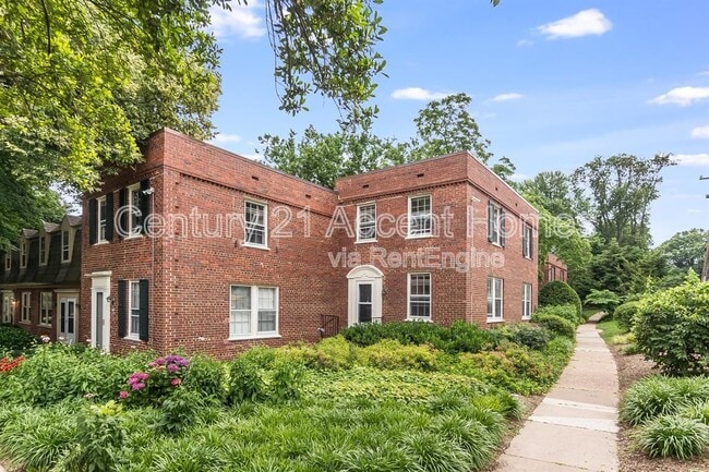 Building Photo - 1020 S Barton St