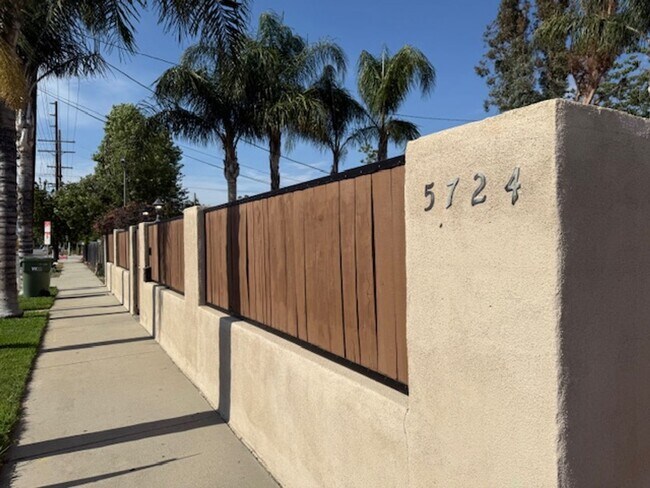 Foto del edificio - Gated estate with a backyard oasis