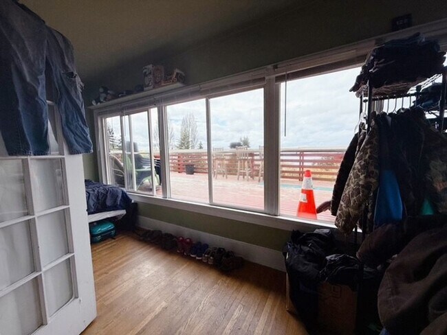 Building Photo - 3 & 4 Bedroom Units Just Steps from WWU