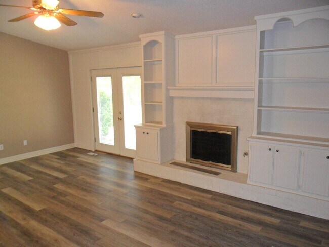 Building Photo - Great Home Close to Campus