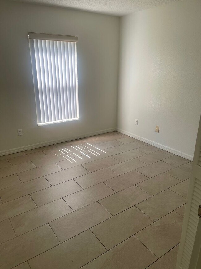 Foto del edificio - 4 Bedroom 2 Bath