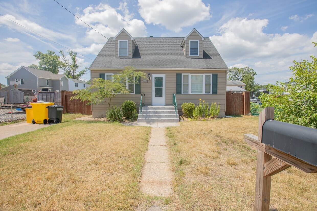 Foto principal - Charming 4 BR/2.5 BA Single-Family Home in...