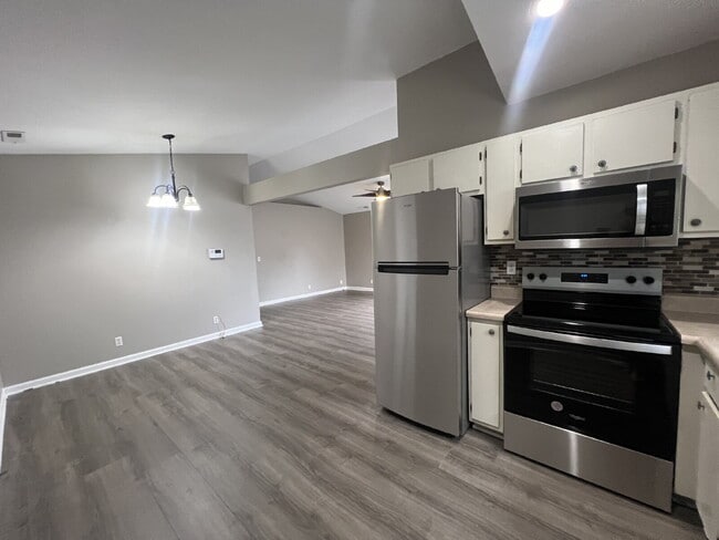 Building Photo - "Charming 3-Bedroom Retreat with 2 Full Baths in the Heart of Branson!"