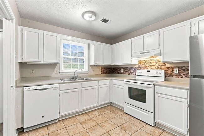Foto del edificio - 136 Sterling Ct