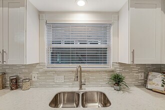 Building Photo - 15070 Kimberley Ct