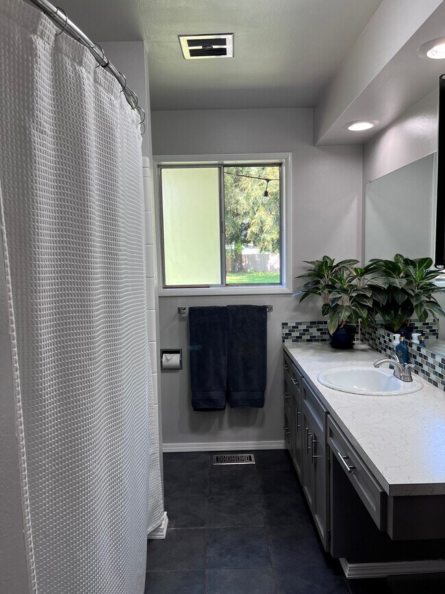 Bathroom - 1690 N Davis St