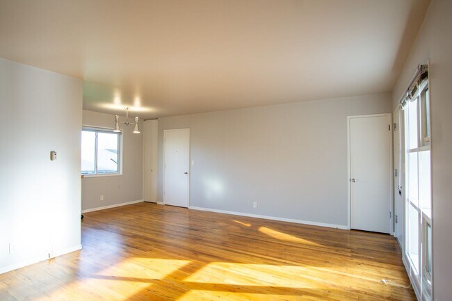 Foto del edificio - FREE RENT: Renovated Mid-Century 2Bdr w/Hardwoods, Dishwasher + Pets OK