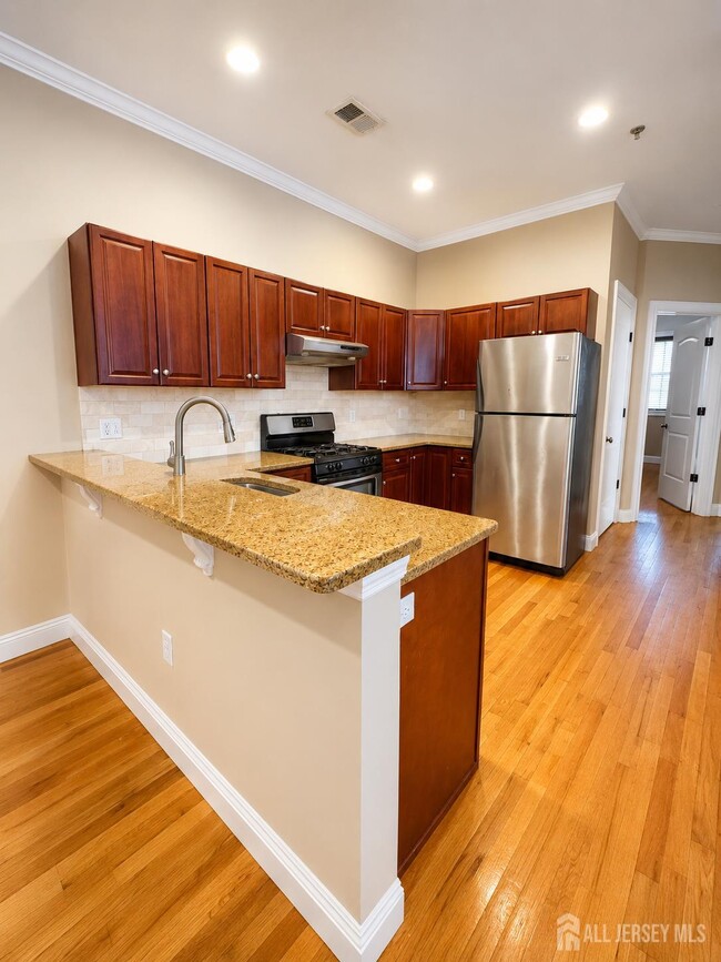 Building Photo - 547 Sayre Ave