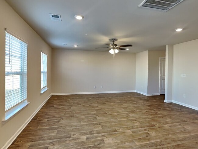 Foto del edificio - Spacious home with large backyard, Corner Lot!!