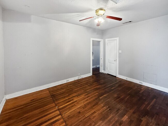 Building Photo - 3-Bedroom Home Near Downtown & The Pearl – Central San Antonio Living