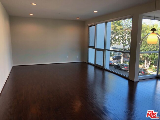 Building Photo - 1545 S Bentley Ave