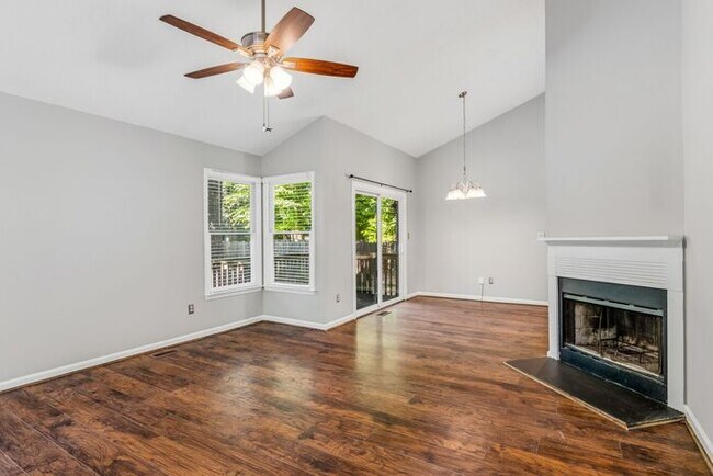 Foto del edificio - NW - Updated Home with Granite Counter-tops, Fire Place, Deck, Storage Building, Garage!