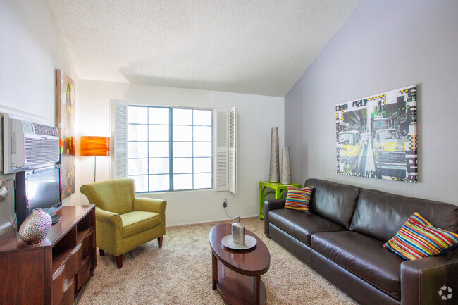 1BD, 1BA Loft - 475SF - Living Room - Union 505