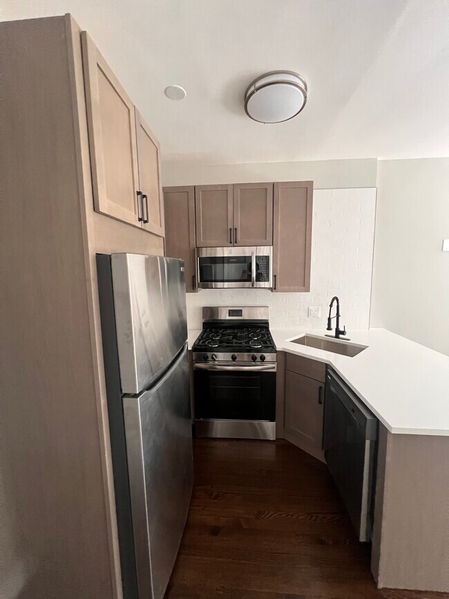 Building Photo - 2820 W Dickens Ave