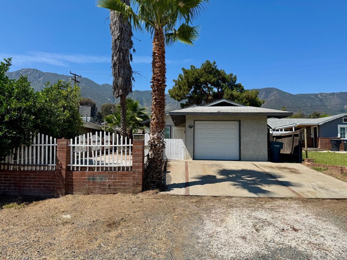 Foto principal - Nice 2 Bedroom Home with Large Backyard an...