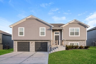 Building Photo - 1002 NW High View Dr