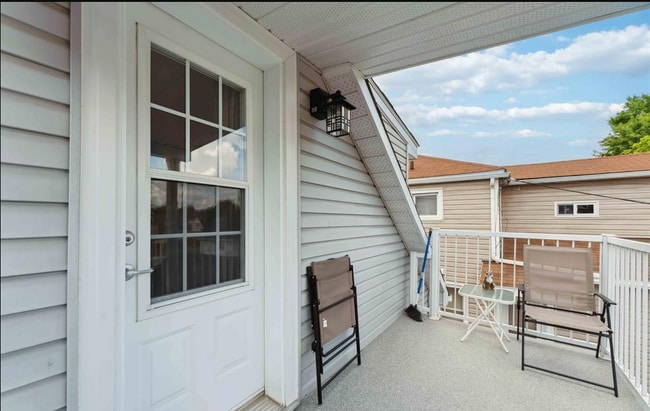 Building Photo - 347 Shakespeare St