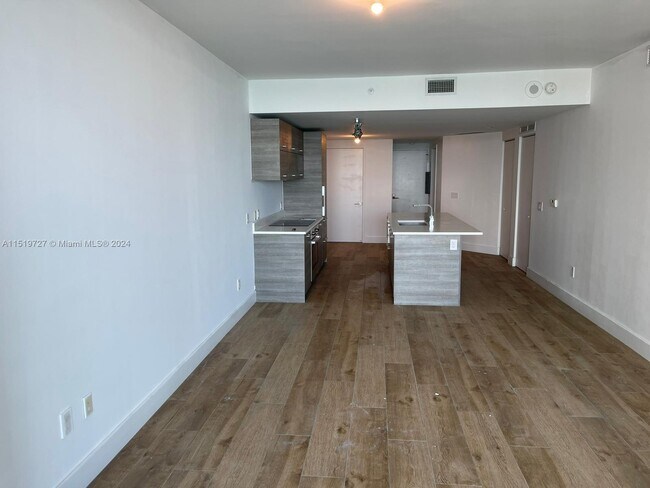 Building Photo - 650 NE 32nd St
