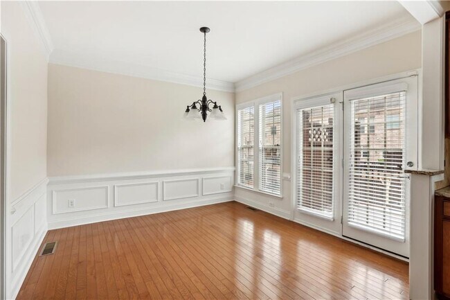 Building Photo - 1001 E Paces Ln NE