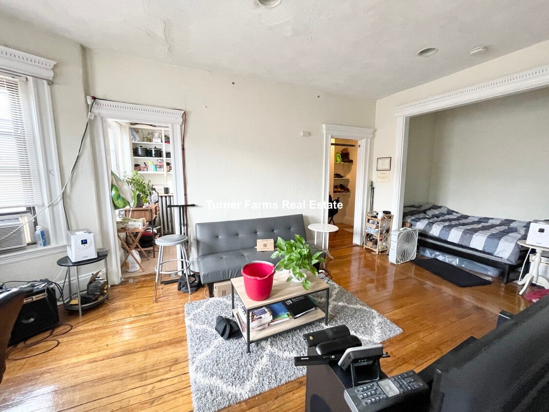 Primary Photo - 142 Hemenway St