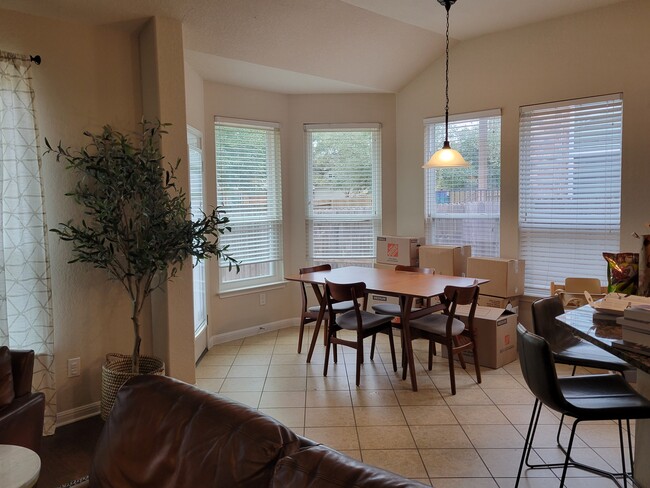 Breakfast nook - 25047 Mcbride Dr