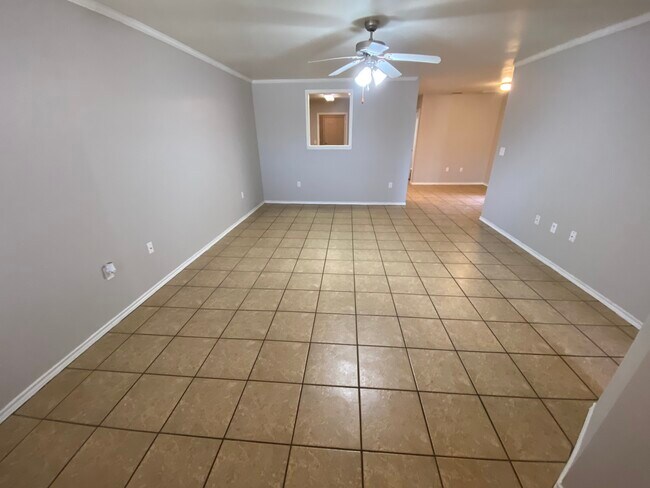 Building Photo - 533 N Brentwood Ave