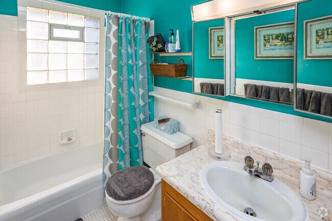 2BR 1,5 BA - 1100 FT - Baño - Brittany Apartments