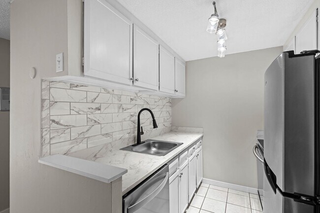 Building Photo - Updated 2-bedroom condo in Denver!