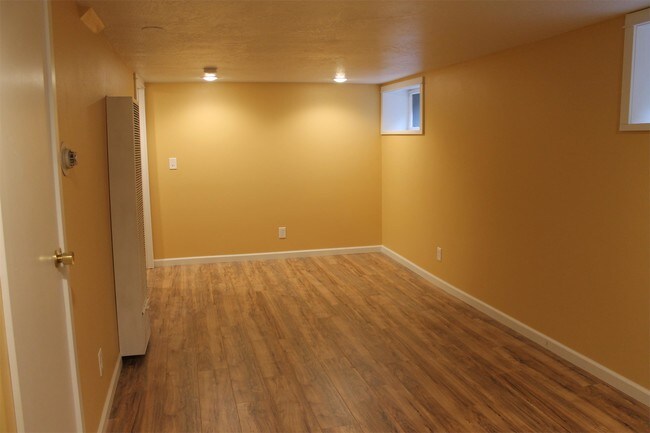 Building Photo - 511 Eddy Ave