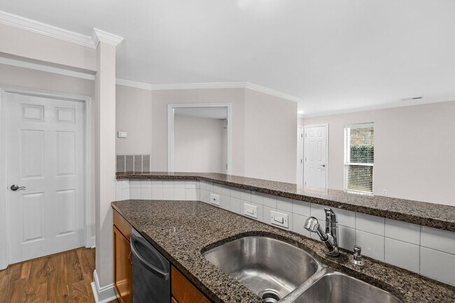 Cocina Vista de la puerta del dormitorio y entrada. - 2508 Cranbrook Ln